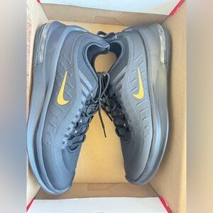 Nike Air Max Axis